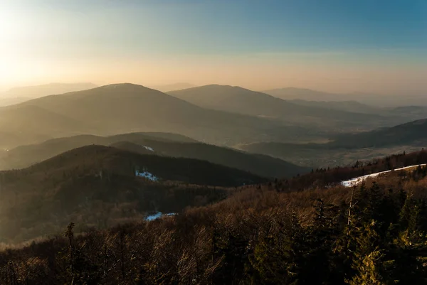 Ada Dağları 'nda gün batımı Mogielica zirvesinden görüldü - Beskid Wyspowy Dağları Malopolska, Polonya