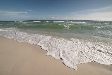 Pensacola Beach Florida aşırı geniş açılı manzara. Martılar, kesiciler, mavi gökyüzü, Zümrüt suların
