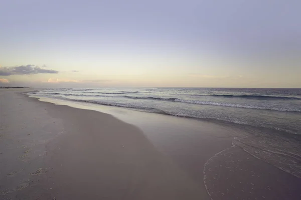 宽角海景在黎明在佛罗里达州的彭萨科拉海滩 粉红色 有和软灰色和蓝色 — 图库照片