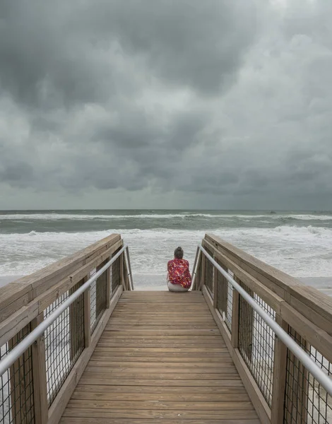 Vrouw Zittend Het Strand Promenade Kijken Orkaan Vandaan Golf Van — Stockfoto