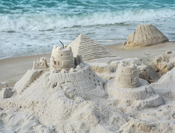 Vista da vicino dei castelli di sabbia e della piramide sulla spiaggia della Florida . — Foto Stock