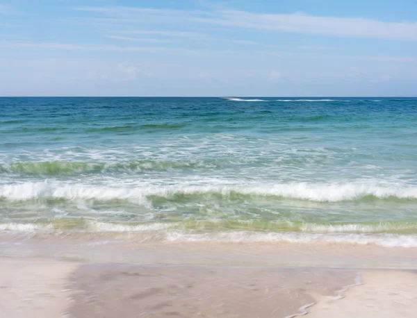Uzun pozlama bozulmamış plaj ve sörf — Stok fotoğraf