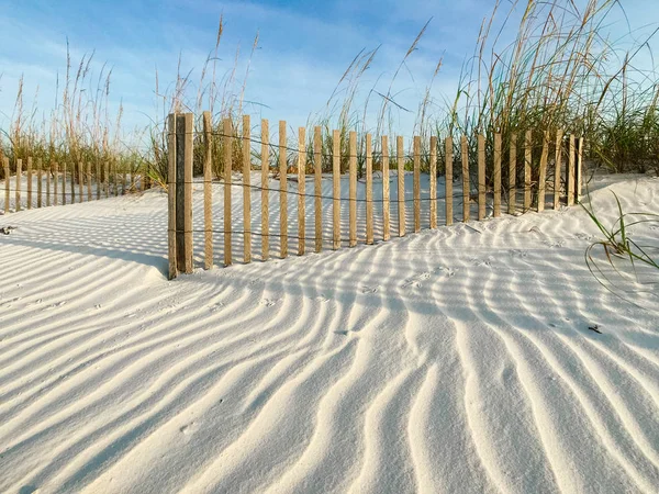 Windmuster in Sanddünen mit Sandzäunen am sonnigen Strand — Stockfoto