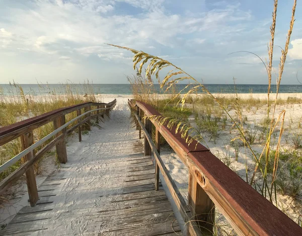 Trä strandpromenad i sanddynerna vid soluppgången — Stockfoto