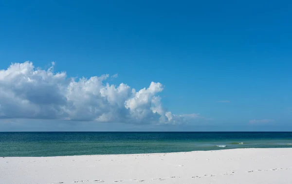 Uncluttered Colorato Sfondo Spiaggia Estiva Con Nuvole Gonfie Cielo Blu — Foto Stock
