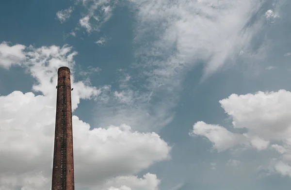Ecologie Schoon Ambient Kwestie Pipe Fabriek Met Blauwe Lucht Wolken — Stockfoto