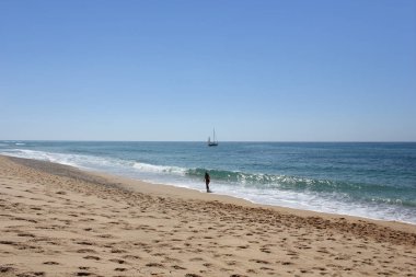 Kız yalnız güzel yürüyüş yeşil plaj sahil (Costa Verde) ve çevresi.
