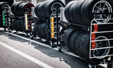 Tekerlekler ve lastikler kutusu mola padok alanı yarış.