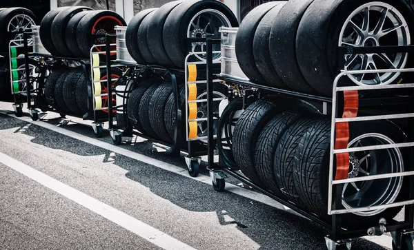 Tekerlekler ve lastikler kutusu mola padok alanı yarış.