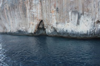 Kayaların oluşumu bir vajina - Milli Park Orosei Körfezi ve Gennargentu - Sardinya 1_1 gibi görünüyor