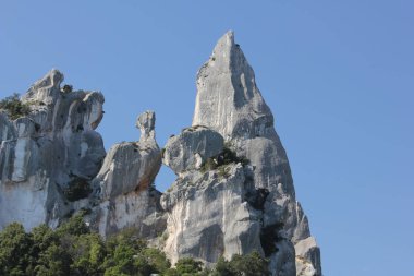 Büyük serbest duran yüksek Sardunya en güzel koylarından Cala Goloritz kuleleri.