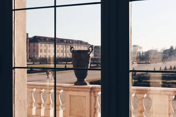 Keres Egy Ablakból Egy Luxus Villa Valahol Olaszországban — Stock Fotó