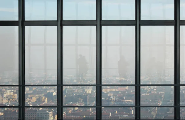 Ventana Parte Superior Rascacielos Con Una Vista Milán Gente Silueta —  Fotos de Stock