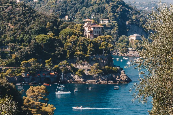 Vista Deslumbrante Perto Portofino Itália Com Algumas Moradias Barcos Destino — Fotografia de Stock