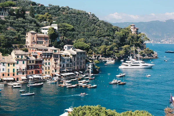 在意大利的波托菲诺迷人的景色与一些别墅和船只 旅游目的地在意大利 — 图库照片