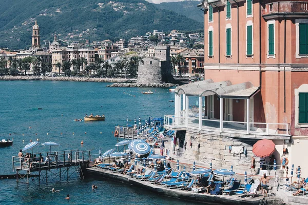 Rapallo'deki yaz turistler denize bakan güneş alma ile. Liguria coast, İtalya.