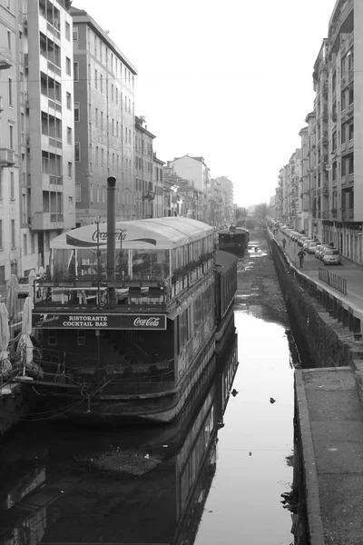 Stara Łódź Malowniczym Kanale Naviglio Mediolanie Lombardia Włochy Lutym 2011 — Zdjęcie stockowe