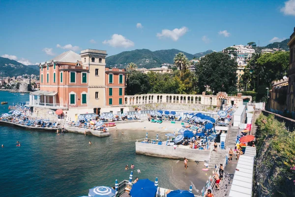 Strandlinjen Rapallo Sommarsäsongen Solig Dag Italien — Stockfoto