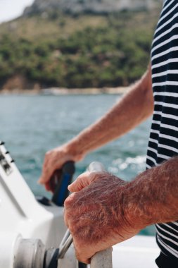 Direksiyon simidi motorlu tekne, yakın çekim, el, Kıdemli Yüzbaşı