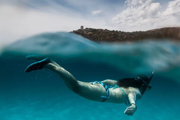 Media Vista Submarina Una Mujer Flotando Hermoso Océano Italia — Foto de Stock