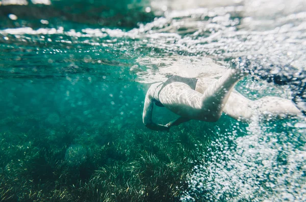 Подводный Вид Женщину Плавающую Близко Поверхности Воды — стоковое фото