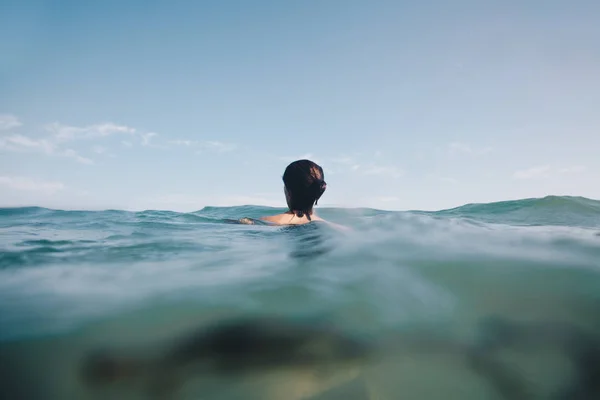 Mujer Solitaria Desesperada Mirando Aguas Profundas — Foto de Stock