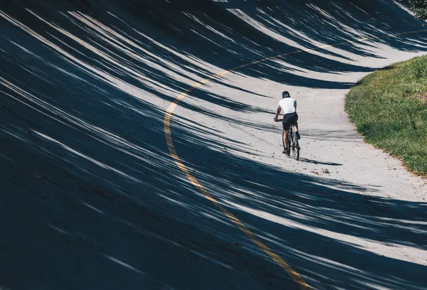 Rowerzysta Rowerowych Wzdłuż Ścieżki Starego Toru Paraboliczne Włoszech Toru Wyścigowego — Zdjęcie stockowe