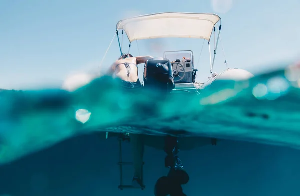 Meia Vista Subaquática Para Trás Uma Menina Pulando Pequeno Barco — Fotografia de Stock