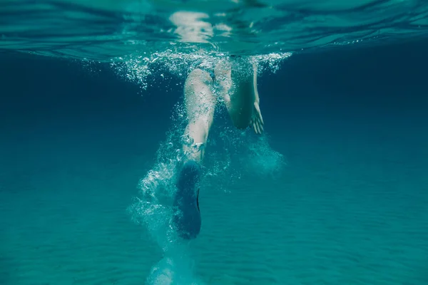 Bajo Agua Vista Trasera Una Chica Nadando Con Burbujas Azul — Foto de Stock