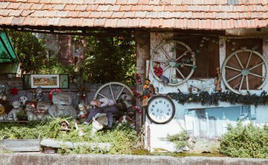 Картина, постер, плакат, фотообои "милан италия - июль 2018 - странный дом с фаршированным животным и часами в заброшенном месте города", артикул 214361514
