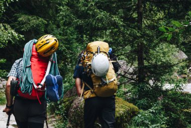 arkadan görünüşü dağcılar boyunca yolun ormanın içinde ekipman ile
