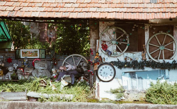 Milan İtalya - Temmuz 2018 - garip ev içi doldurulmuş hayvan ve terk edilmiş seyretmek ile yer Martesana kanal Milan