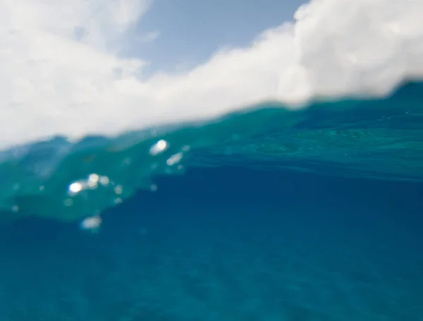Polovina Podvodní Pohled Modrou Oblohu Průzračně Tyrkysové Moře Kopie Prostor — Stock fotografie