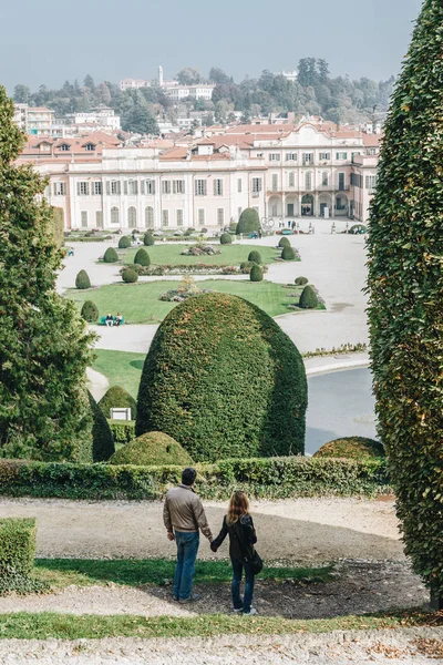 2018 이탈리아 사람들 손잡고 보기의 정원의 Estense 궁전을 — 스톡 사진