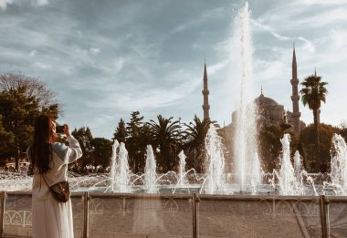 Genç Asyalı kadın Sultanahmet Camii Çeşmesi ön planda - istanbul ile fotoğraf çekimi