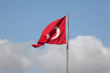 güneşli bir günde vücut kopya ile bulutlar ile Türkiye bayrağı