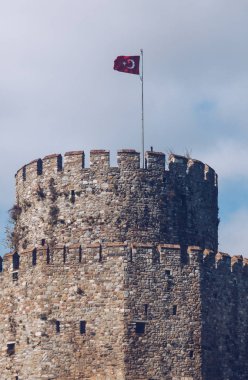 Ulusal bayrak ile istanbul'da sur ortaçağ eski Kulesi. Türkiye