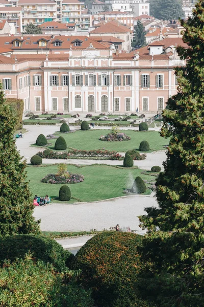 Varese Oct 2018 Itália Flores Contra Palácio Estense Palazzo Estense — Fotografia de Stock