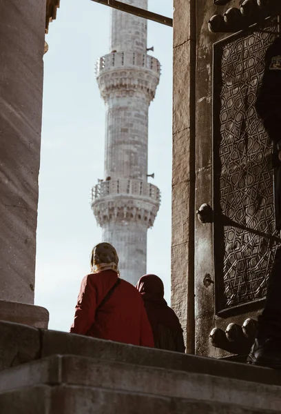Mujer Musulmana Que Entra Entrada Mezquita Azul Estambul Pavo — Foto de Stock