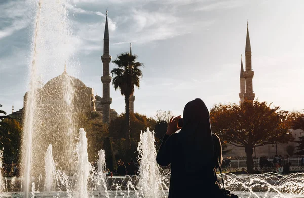 Mulher Muçulmana Jovem Fotografando Mesquita Azul Com Fonte Primeiro Plano — Fotografia de Stock