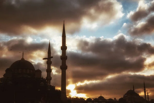 Mesquita Com Pássaros Durante Pôr Sol Istanbul — Fotografia de Stock