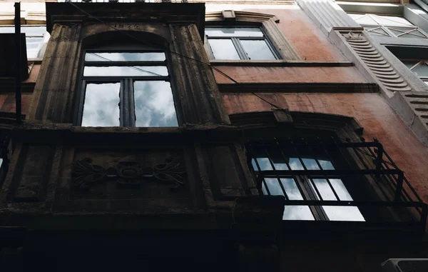 Antigua Fachada Con Reflejo Del Cielo Pavo Estambul — Foto de Stock