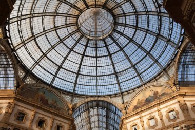 İtalya, Milano - Kasım 2018: cam çift tavan Vittorio Emanuele II iç görünüm