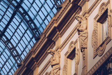 İtalya, Milano - Kasım 2018: portre heykel dekorasyon iç görünümüyle Vittorio Emanuele II