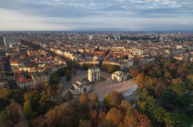 Kemer barış (Arco Della Pace) Branca kule, Milan, Lombardiya, İtalya'dan havadan görünümü