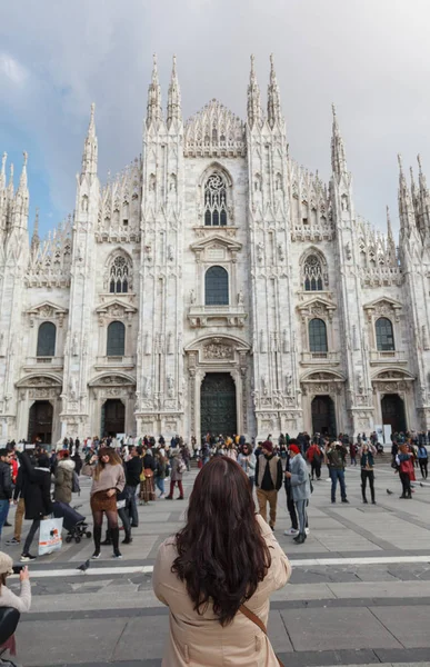 イタリア ミラノ大聖堂でのカメラ撮影の観光女性 — ストック写真