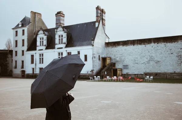 Γυναίκα Ομπρέλα Που Ψάχνει Κάστρο Της Νάντης Βροχερή Μέρα Γαλλία — Φωτογραφία Αρχείου