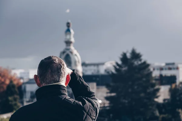 Hombre Mayor Mirando Torre Situado Lieu Único Desde Castillo Nantes — Foto de Stock