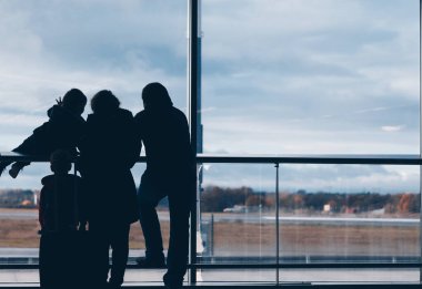 panorama seyir ve havaalanında bekleyen bir aile grubu silüeti