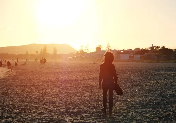 Одинокая Женщина Гуляющая Пляжу Закате — стоковое фото